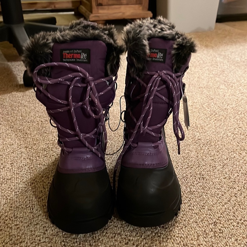 Womens size 8 snow boots